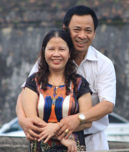 Sau hành trình chiến đấu với bệnh tật, vợ chồng ông Sinh dành nhiều thời gian chăm lo cho nhau, đi du lịch. Ảnh: NVCC.