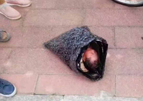 
Đứa trẻ sơ sinh bị mẹ t&agrave;n nhẫn bọc trong t&uacute;i ni l&ocirc;ng.
