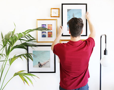 C&aacute;ch b&agrave;y mới cho những bức tranh cũ sẽ khiến nh&agrave; mới mẻ hơn. Ảnh: Ivy.