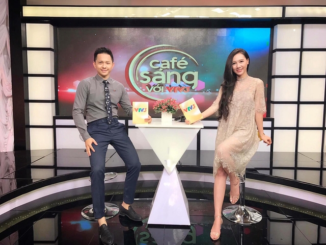 
BTV Minh Hà cùng bạn dẫn trong chương trình Café sáng với VTV3.

