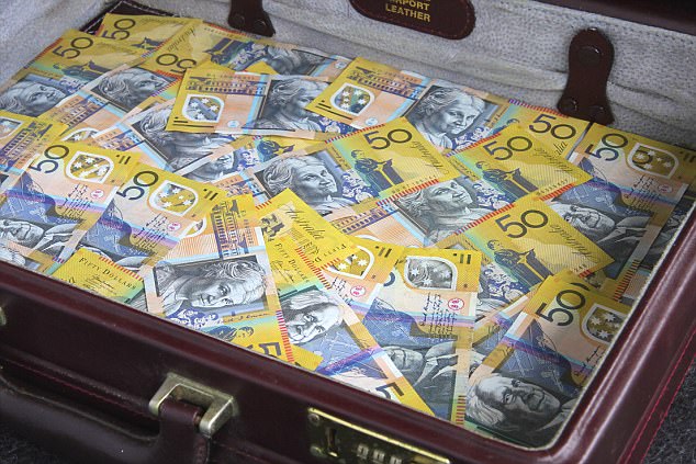 
Du kh&aacute;ch v&ocirc; t&igrave;nh l&agrave;m rơi một khoản tiền đ&ocirc; la &Uacute;c c&oacute; gi&aacute; trị &ldquo;4 con số&rdquo; v&agrave; qu&ecirc;n mất.
