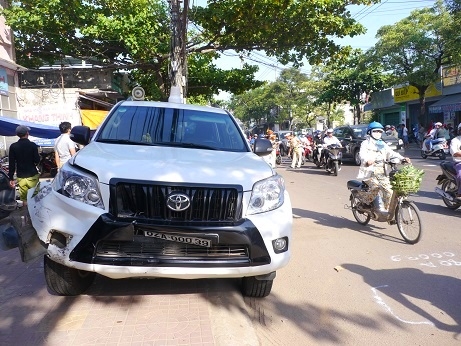 Sau khi g&acirc;y tai nạn li&ecirc;n ho&agrave;n, &ocirc; t&ocirc; bị biến dạng phần đầu. Ảnh: D.T