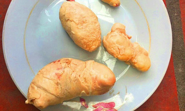 
Dị vật phát hiện trong bụng con gà của gia đình bà Bình.
