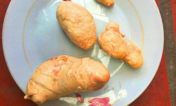 Dị vật phát hiện trong bụng con gà của gia đình bà Bình.