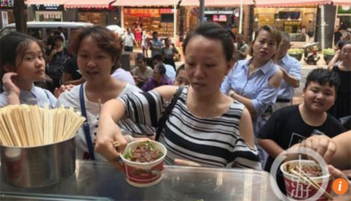 
Người dân xếp hàng dài bên ngoài tiệm mỳ ở Trùng Khánh hôm 15/8.
