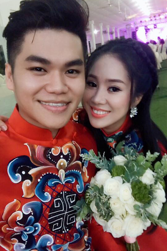 Trên trang cá nhân, Lê Phương hạnh phúc chia sẻ một số khoảnh khắc của vợ chồng cô trong lễ cưới ở Bình Thuận vào ngày 16/8. Nữ diễn viên bày tỏ tâm trạng háo hức Cô dâu đôi má hồng về nhà chồng. Trước đó, cặp đôi đã tổ chức đám cưới tại Trà Vinh, quê hương của Lê Phương.