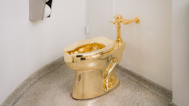 Bồn cầu vệ sinh được làm bằng vàng 18 cara đặt tại bảo tàng Guggenheim ở New York. Đây là tác phẩm của nghệ sỹ người Ý Maurizio Cattelan. Tại đây, luôn có nhân viên bảo vệ đứng túc trực bên ngoài nhà vệ sinh để đảm bảo độ an toàn cho bồn cầu, ngăn cản mọi hành vi phá hoại có thể xảy ra. Được biết, bồn cầu này luôn được hấp định kỳ và đánh bóng.