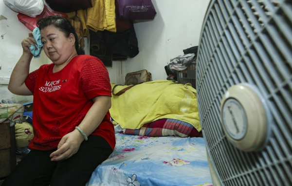 Bà Jiang thường lang thang ngoài công viên hay trong các quán ăn nhanh, thay vì giam mình trong căn phòng ngột ngạt, nóng bức vào những tháng mùa hè. Ảnh: Edmond So.