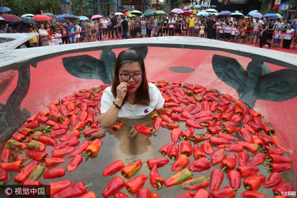 
Theo&nbsp;Shanghaiist, cuối tuần qua cuộc thi ăn ớt đã được tổ chức tại Ninh Hương, Hồ Nam, Trung Quốc. Theo đó các thí sinh phải ngồi trong bồn nước ngâm đầy ớt và cố gắng ăn được nhiều ớt nhất có thể trong vòng một phút.
