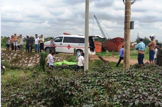 Thi thể anh Giang được đưa về nhà xác