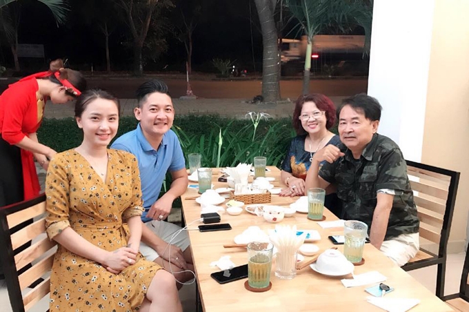 hai-bang-lan-dau-khoe-khoanh-khac-vui-ve-ben-bo-me-chong