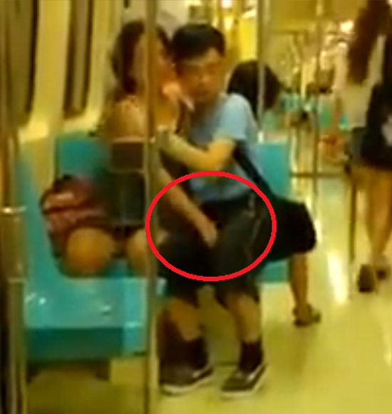 Người phụ nữ sờ vào đùi của người đàn ông trong khi người đàn ông vuốt ve vòng một của chị này.