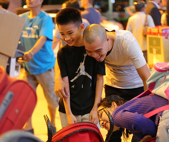 
DJ Ho&agrave;ng Phong ra s&acirc;n bay đ&oacute;n mẹ con Kim Hiền về nước l&uacute;c nửa đ&ecirc;m. Anh tỏ ra rất th&acirc;n thiết với con ri&ecirc;ng của vợ cũ.
