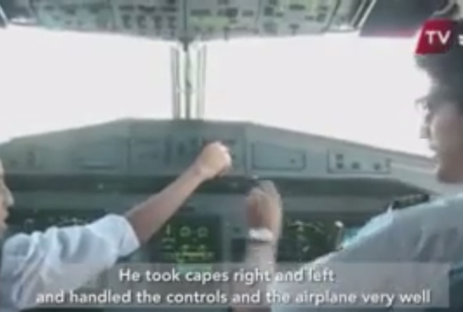 Phi công bị đình chỉ công tác vì để bé 10 tuổi lái máy bay