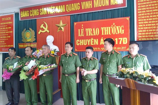 Lãnh đạo Công an Nghệ An trao thưởng cho ban chuyên án.