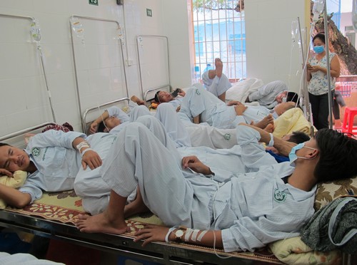Các bệnh viện Hà Nội quá tải bệnh nhân sốt xuất huyết, nhiều gia đình có 2, 3, 4 người cùng bị bệnh.  Ảnh: N.P.