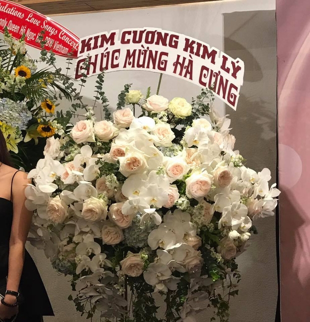 
Lẵng hoa Kim Cương Kim L&yacute; khiến nhiều kh&aacute;n giả t&ograve; m&ograve; ở liveshow H&agrave; Hồ (Ảnh: Đ&agrave;o V&acirc;n An)
