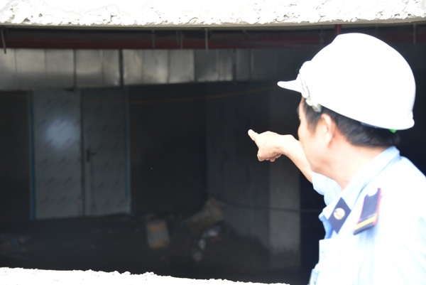 
Bảo vệ c&ocirc;ng ty chỉ về nơi 3 c&ocirc;ng nh&acirc;n tử vong.
