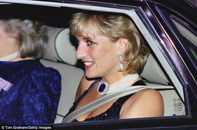 
Diana chưa bao giờ quên thắt dây an toàn nhưng tại sao hôm xảy ra tai nạn lại không, đó vẫn mãi là câu hỏi không có lời giải.
