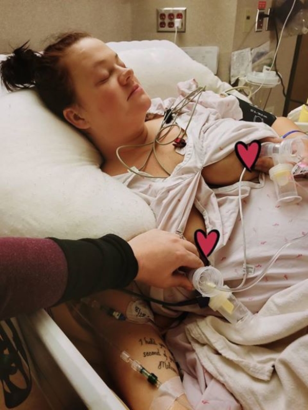 Melissa mang thai đôi và phải nhập viện vì mắc tiền sản giật HELLP. Ảnh Breastfeeding Mama Talk
