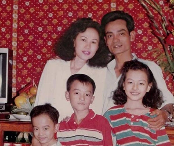 
Ngọc Thúy và gia đình khi còn nhỏ.
