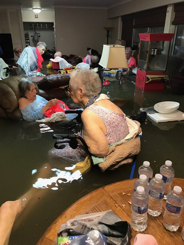 
15 người trong viện dưỡng l&atilde;o bị mắc kẹt do b&atilde;o Harvey. Ảnh: TWITTER
