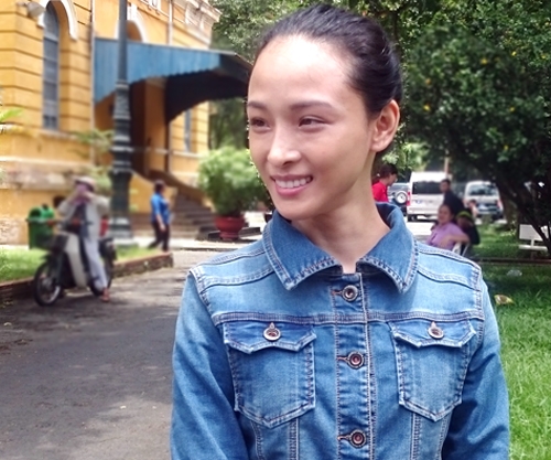 Phương Nga giản dị đến t&ograve;a trưa nay. Ảnh: B&igrave;nh Nguy&ecirc;n. 