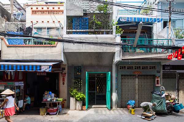 Ngôi nhà này nằm trong một ngõ nhỏ ở Thành phố Hồ Chí Minh. Bề ngoài của nó có đầy đủ những nhược điểm của một ngôi nhà thành phố: bị bao quanh bởi các ngôi nhà khác, hẹp ngang, chiều sâu khá dài, thiếu sáng…