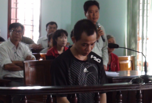 
Bị c&aacute;o tại phi&ecirc;n to&agrave;.
