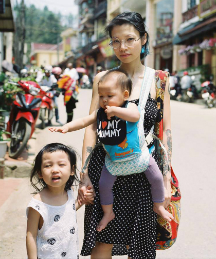 
Chị Phương Đặng v&agrave; hai con. Ảnh: NVCC.
