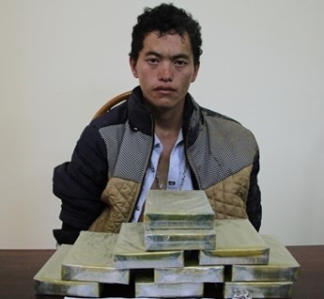 
Đối tượng Th&agrave;o A Chua v&agrave; tang vật vụ &aacute;n.
