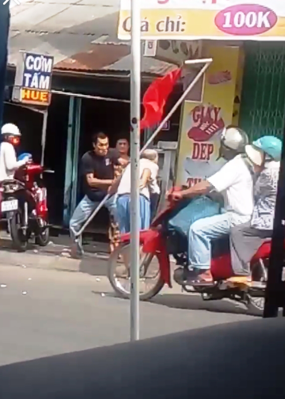 Anh P. xô đẩy cha ruột D. từ nhà ra hành lang đường...