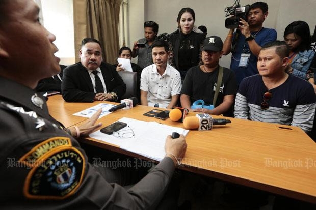 
Luật sư (mặc vest đen) và các nạn nhân trình báo vụ việc tại cảnh sát Bangkok. Ảnh: Bangkok Post.
