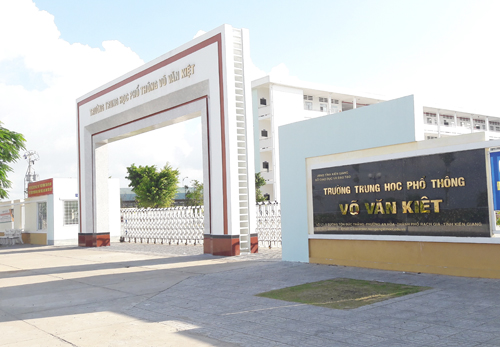 
Trường THPT Võ Văn Kiệt - nơi thầy Chung có nguyện vọng ở lại công tác đến tuổi hưu nhưng không được chấp nhận. Ảnh: Hiếu Lam.
