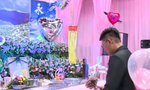 
Lễ đính hôn đặc biệt được tổ chức tại nhà tang lễ thành phố Chương Hóa, đảo Đài Loan vào hôm 6/9. Ảnh: YouTube/CTV.
