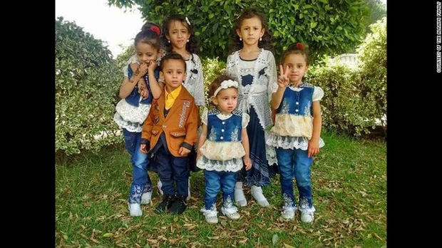 
Bức ảnh cuối c&ugrave;ng của anh chị em al-Raimi, được chụp trước khi cuộc kh&ocirc;ng k&iacute;ch ph&aacute; hủy ng&ocirc;i nh&agrave; của họ. Buthaina (b&ecirc;n phải) l&agrave; người sống s&oacute;t duy nhất.
