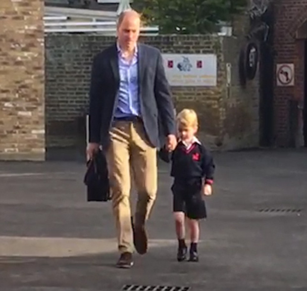 
Hoàng tử William nắm tay đưa con vào lớp học.
