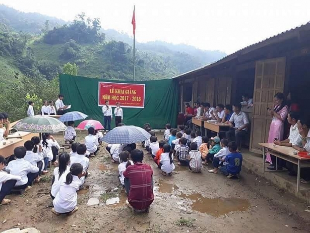 
Hình ảnh lễ khai giảng đơn sơ của thầy và trò Trường Tiểu học Thái Sơn (Bảo Lâm, Cao Bằng) gây “bão” mạng. (Ảnh: Internet)
