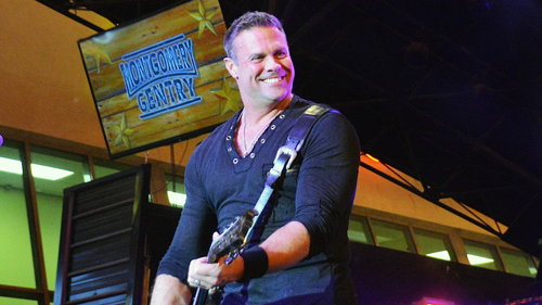 
Ca sĩ Troy Gentry.
