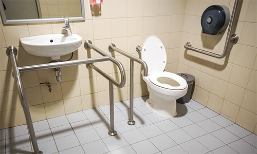 Khu vệ sinh cho người cao tuổi quan trọng nhất là an toàn, nên có các tay vịn giúp họ đứng lên dễ dàng. Ảnh minh họa: Homecare.