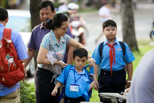 Nhiều khoản phí đang chờ phụ huynh đóng góp ngay từ đầu năm học. Ảnh: Hoàng Triều/Người Lao Động.