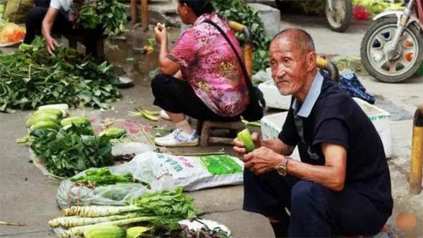 
&Ocirc;ng Xiude b&aacute;n rau ở chợ để nu&ocirc;i ch&aacute;u nội ăn học 14 năm nay.
