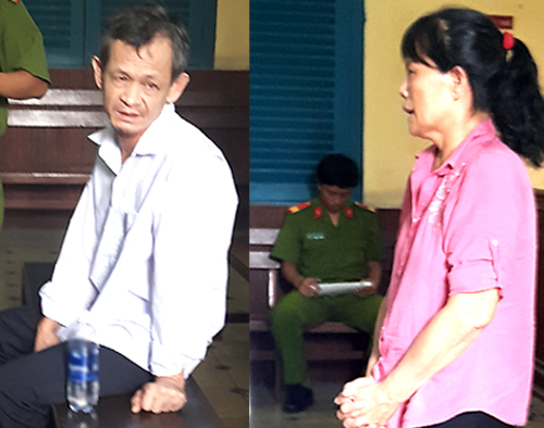 
Nu&ocirc;i v&agrave; b&agrave; Nguyệt tại t&ograve;a. Ảnh: Hải Duy&ecirc;n. 
