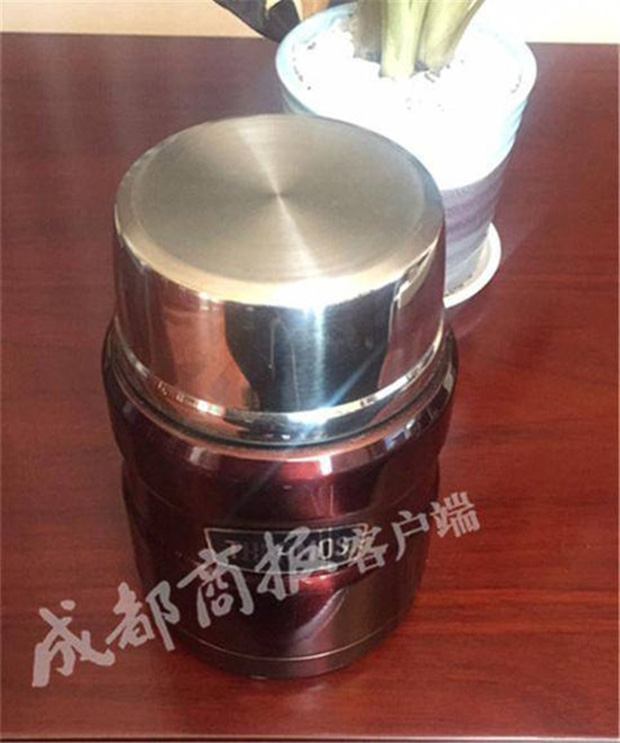 
Cặp lồng canh đậu đỏ đ&atilde; bị shipper đ&aacute;nh tr&aacute;o theo c&aacute;ch xưa nay hiếm.
