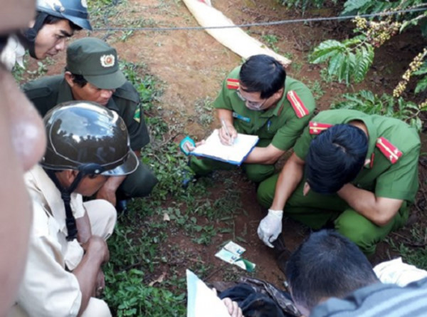 
Cơ quan chức năng đ&atilde; tiến h&agrave;nh trục vớt thi thể nạn nh&acirc;n để tiến h&agrave;nh điều tra. Tại thời điểm được vớt l&ecirc;n, thi thể đ&atilde; ph&acirc;n hủy. (Ảnh: S&agrave;i G&ograve;n giải ph&oacute;ng)
