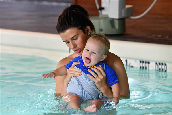 Đây là cách Amy thường bế con mỗi khi đưa bé xuống bể bơi. Cô lưu ý các phụ huynh rằng tư thế này sẽ khiến bé dễ bị lạnh vì phần lớn cơ thể bé ở trên mặt nước.