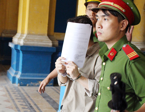 
Bị c&aacute;o Bernal n&eacute; ống k&iacute;nh ph&oacute;ng vi&ecirc;n. Ảnh: Hải Duy&ecirc;n. 

