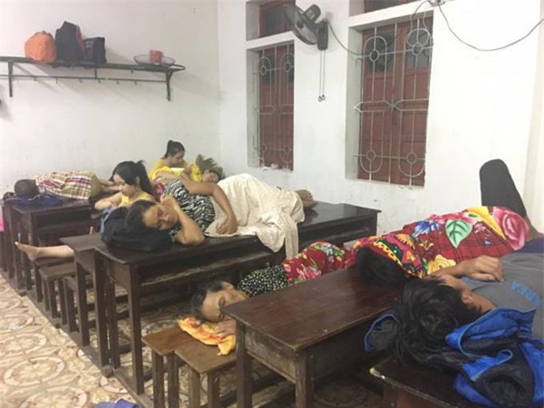 500 người dân đang trú bão tại trường THPT huyện Cẩm Xuyên, Hà Tĩnh
