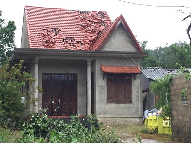 Những hàng gạch bị gió xô lệch khỏi vị trí ở các ngôi nhà tại tỉnh Thừa thiên - Huế