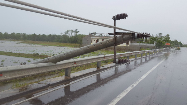 
Hàng loạt cột điện trung thế gãy đổ ven quốc lộ 1A đoạn qua xã Thanh Thủy, Lệ Thủy, Quảng Bình.
